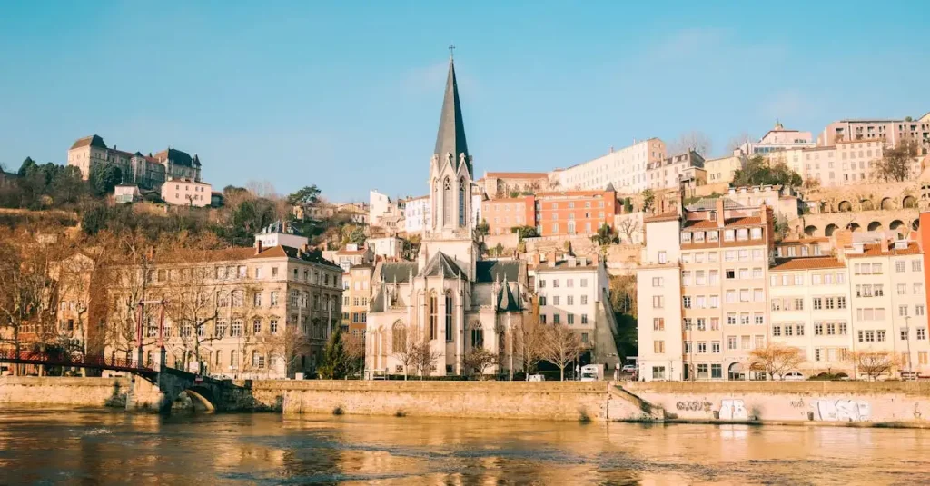 Découvrez la Cathédrale Saint-Jean de Lyon : un incontournable